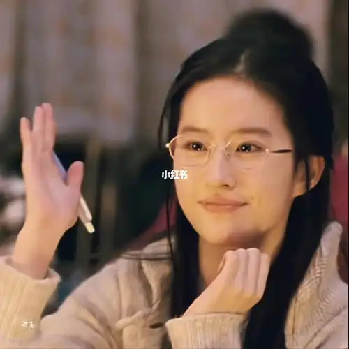 几乎素颜戴眼镜仍然能打