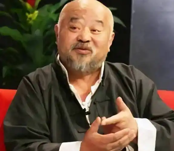 演员李琦不顾医生劝阻,每天2包烟,顿顿8两白酒,今身体状况堪忧_社交