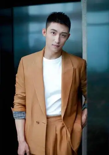 黄景瑜节目造型休闲帅气,身穿蓝色外套内搭t恤,简约清爽又时尚