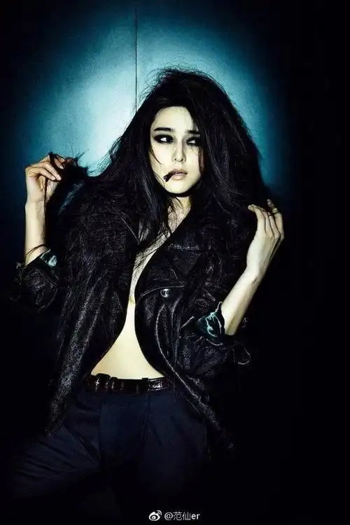 范冰冰写真大秀事业线,露美腿,网友直呼:太性感了!