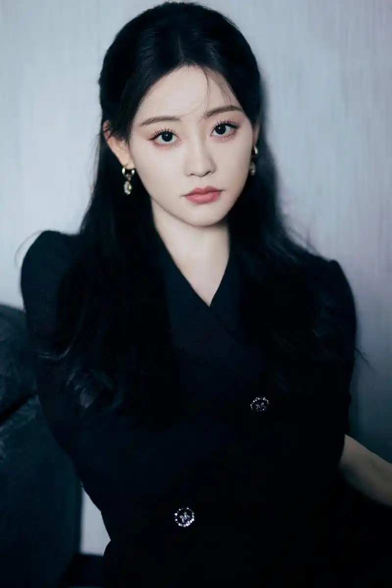 祝绪丹一袭黑色长裙,优雅迷人.#明星穿搭# #祝绪丹