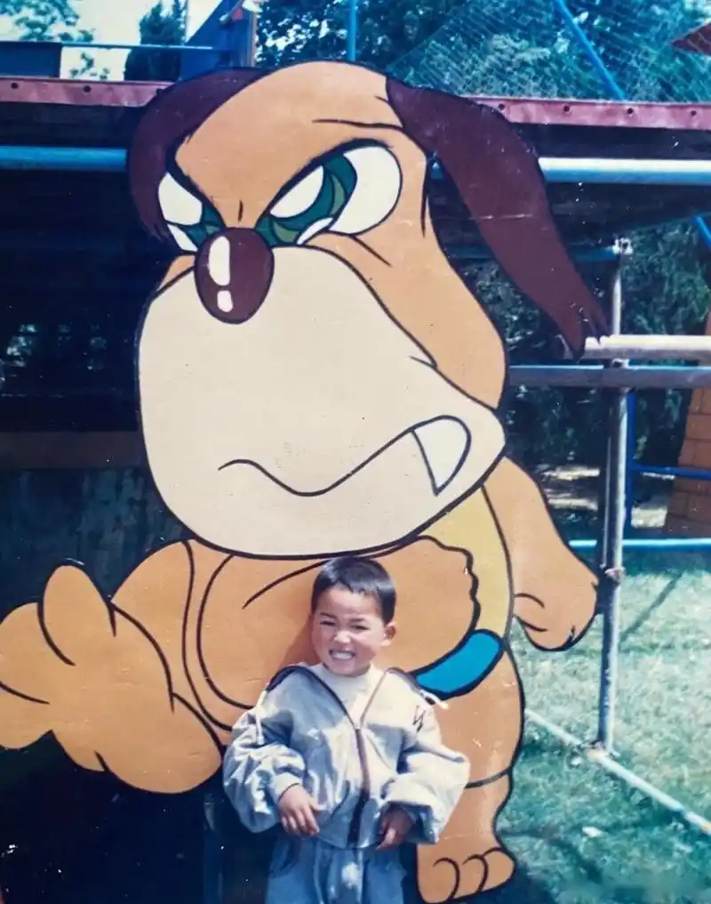 朱正廷小时候照片看着好可爱,这一口大白牙的笑容从小到大都没变.