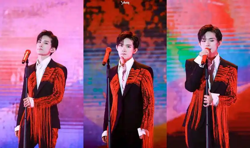 发现易烊千玺每次立麦唱歌的造型都好多变耶