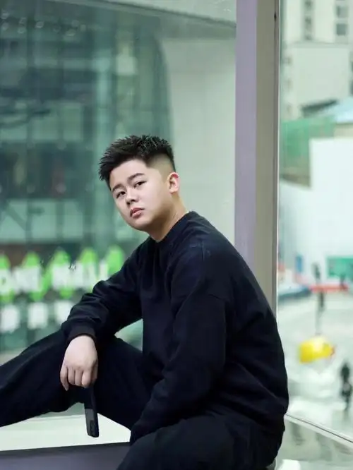 今日发型  #男士发型设计  #减龄发型  #圆脸发型推荐  #男生彼帅