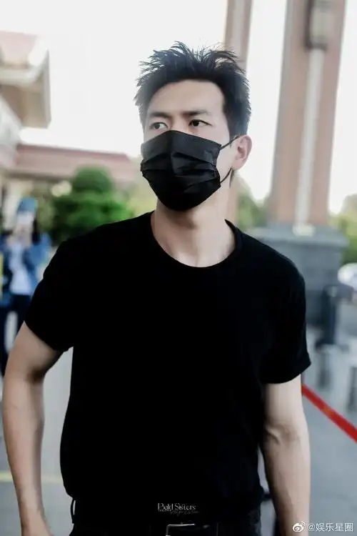 李现最新机场图李现昨日的机场图allblack造型