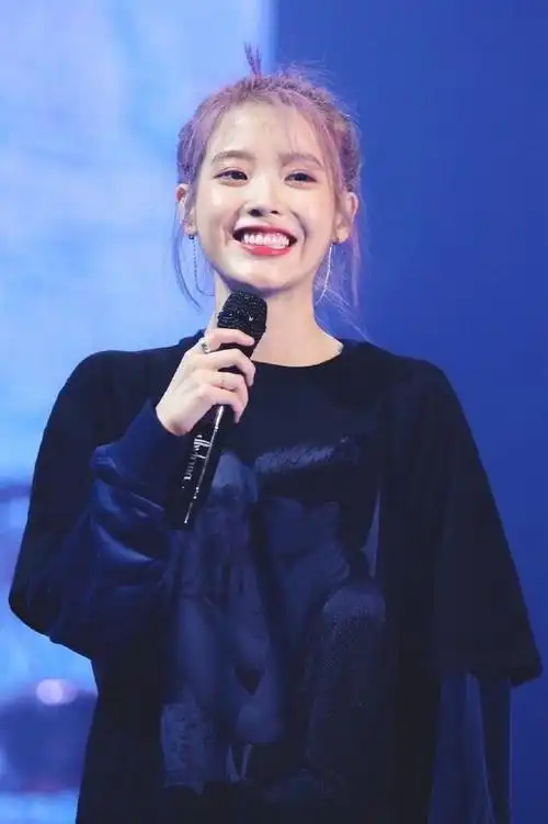 iu李知恩终于走出雪莉阴影紫发休闲装扮现身演唱会笑容真迷人