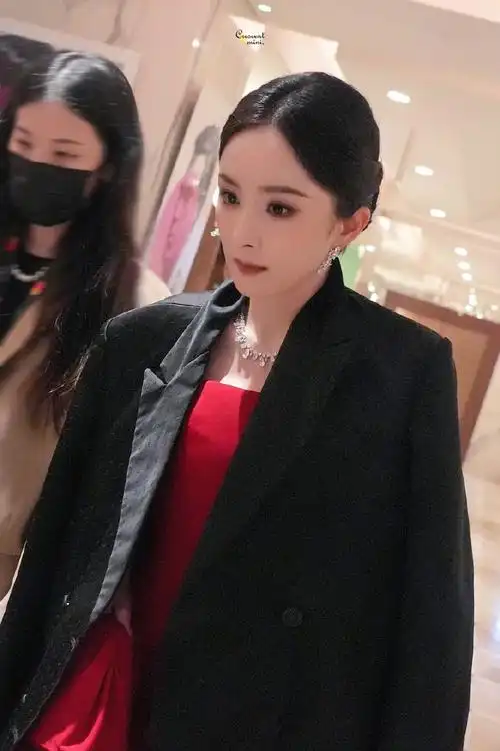 杨幂#|#杨幂戛纳造型#    @杨幂第77届戛纳电影节 w戛纳电影之夜