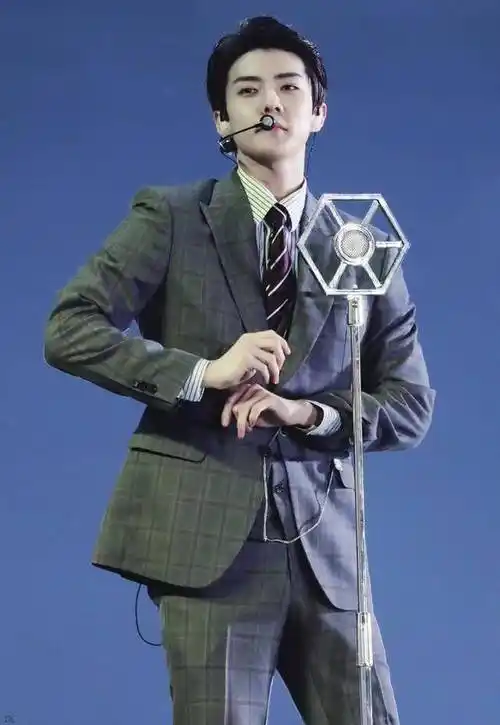 exo吴世勋久违晒正脸照,西装笔挺英俊贵气瘦身成功,发型遭嫌弃_爱丽