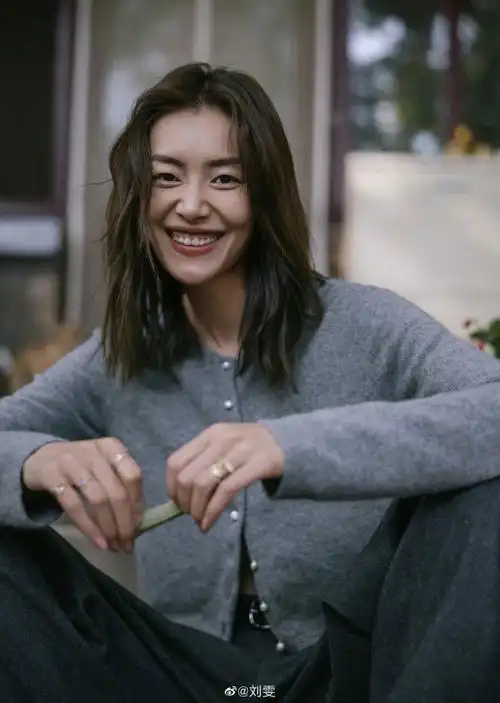 刘雯分享写真大片 随性自在笑容治愈_中国大陆_新闻_华人头条