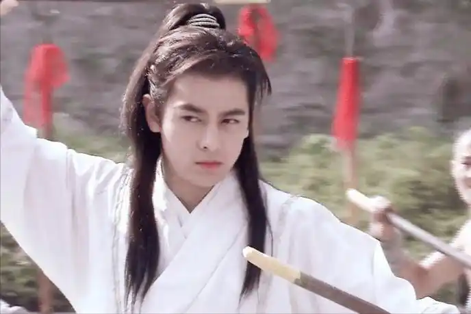 林志颖一家五口出国游被偶遇,真人又胖又显老,kimi身高超爸爸