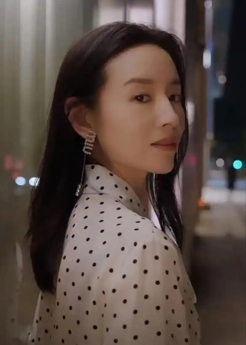 董洁晚上在街头拍摄,侧颜简直98好看到爆炸!