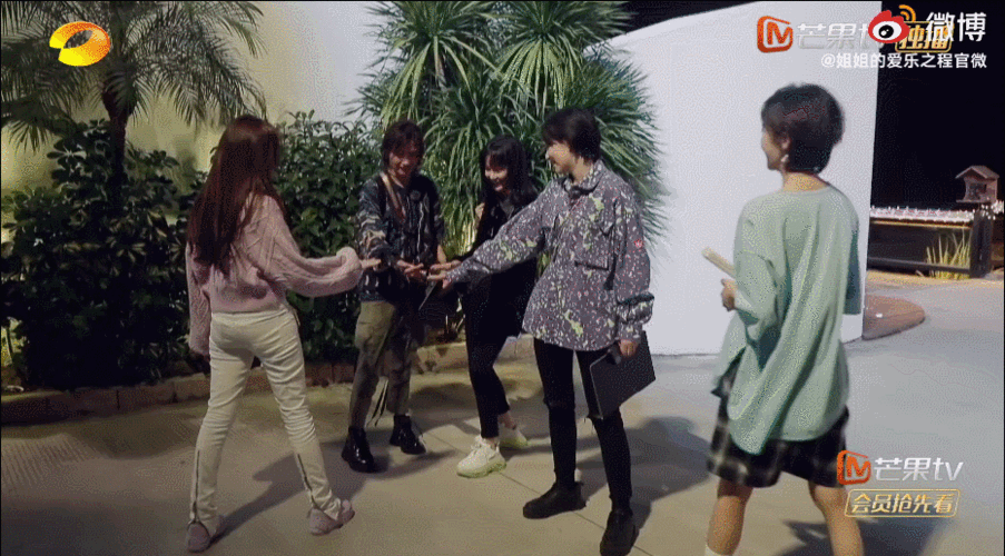 姐姐团综放出先导片,万茜给孟佳拍照,跟黄龄戏精互动,氛围融洽