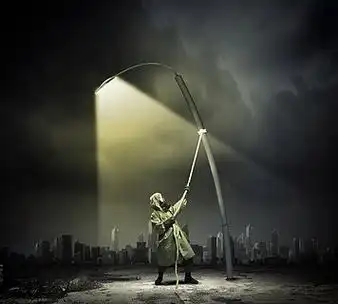 防毒面具中的缠扰者防毒面具和迷彩站在路灯下的男人