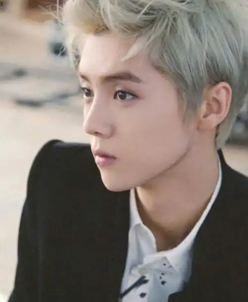 近期有鹿晗的长发照流出,很多网友都表示他已经不复当年,还笑称鹿晗