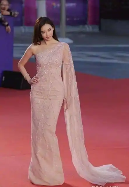 46岁林志玲像硅胶娃娃自拍照撞脸萧蔷白色公主衫减龄又元气