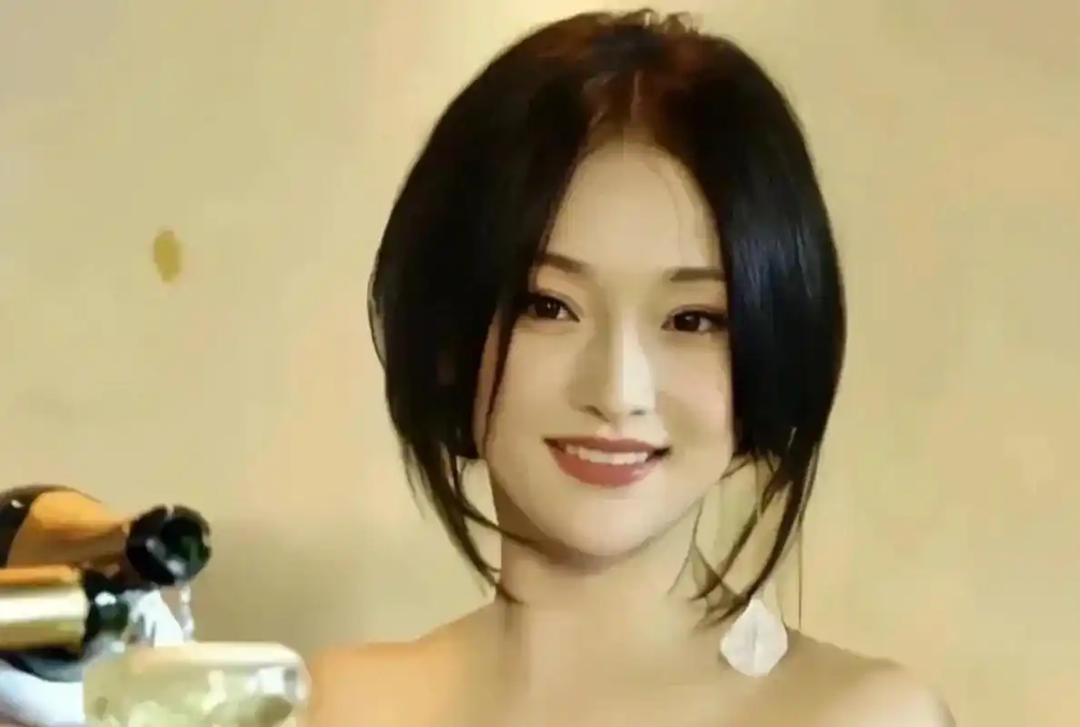 年轻时的周迅真是把"灵动"写在脸上,一双忽闪忽闪的大眼睛写满了故事.