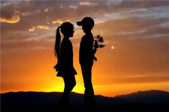 偶然相遇,缘分相知:两个人的浪漫爱情故事|恋人|表白|小雨|她在路上