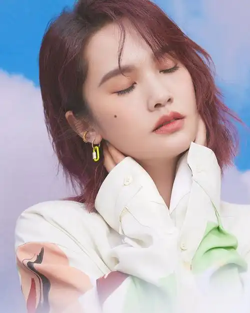 杨丞琳发布梦幻唯美写真 享受风拂云绕惬意舒适