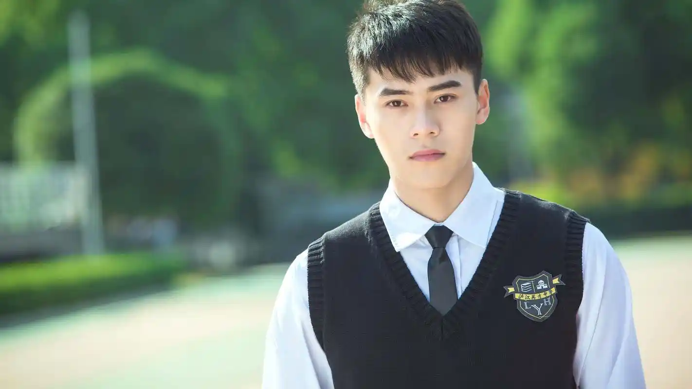 而此次出演易海蓝的新生代演员朱致灵一亮相就惊艳四座,其高大帅气的