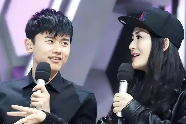 谢娜分享和张杰拥抱的照片纪念两人结婚11