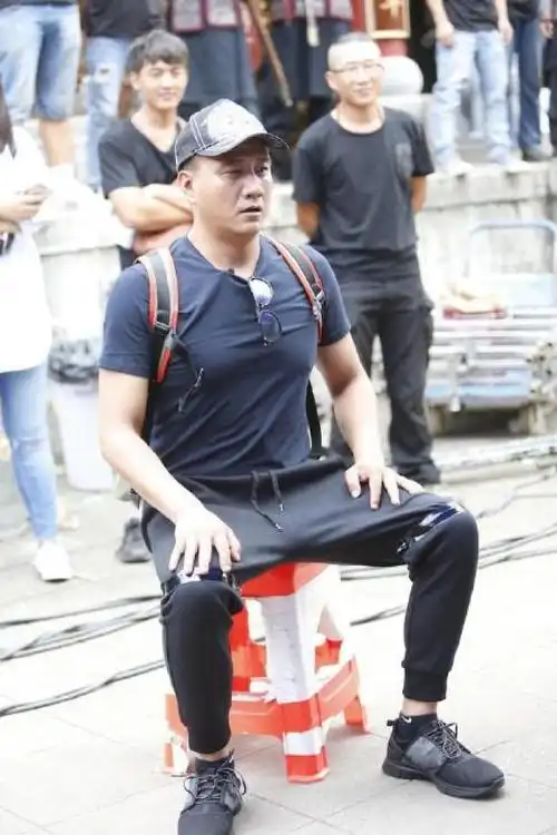 爸爸去哪儿# 离开刘烨的诺一无精打采,看得胡军十分心疼.