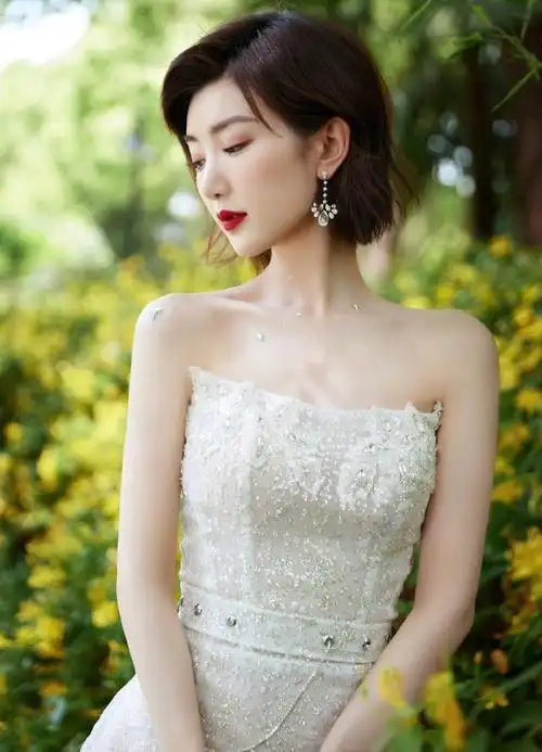 毛晓彤"事业翻红"也更自信,穿抹胸裙曲线吸睛,红唇卷发气场足_网易