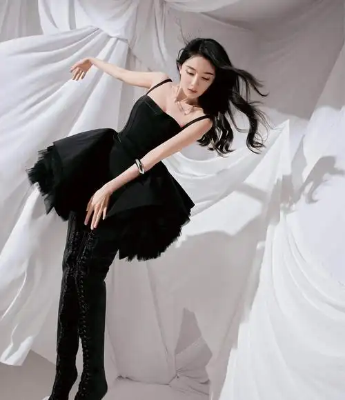 杨幂时尚写真,大秀小蛮腰,宽檐礼帽芭蕾舞裙,优雅高贵!