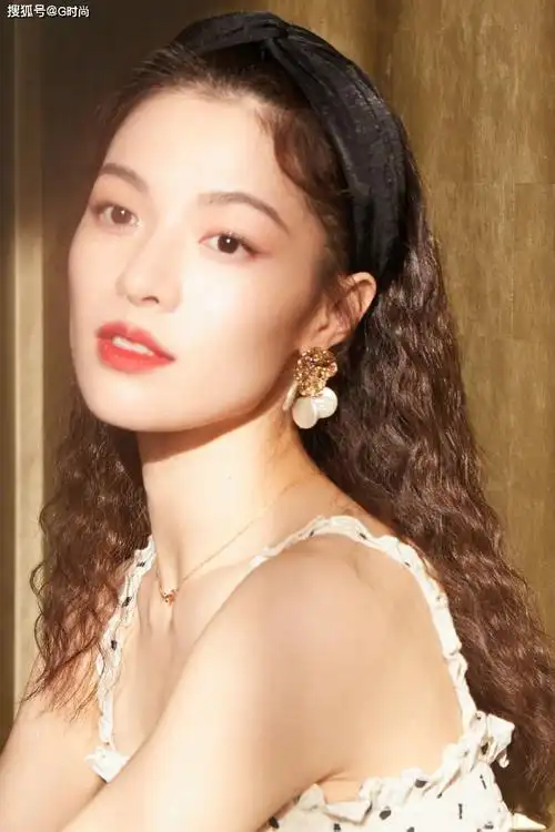 原创钟楚曦演绎复古浪漫港风范,大波浪发型优雅时尚,尽显迷人魅力