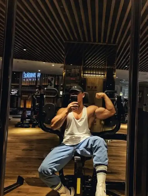 90后健身男神因浴室照爆火麒麟臂搭配倒三角身材太劲爆了