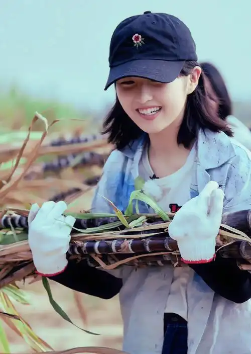 张子枫笑容也太治愈了