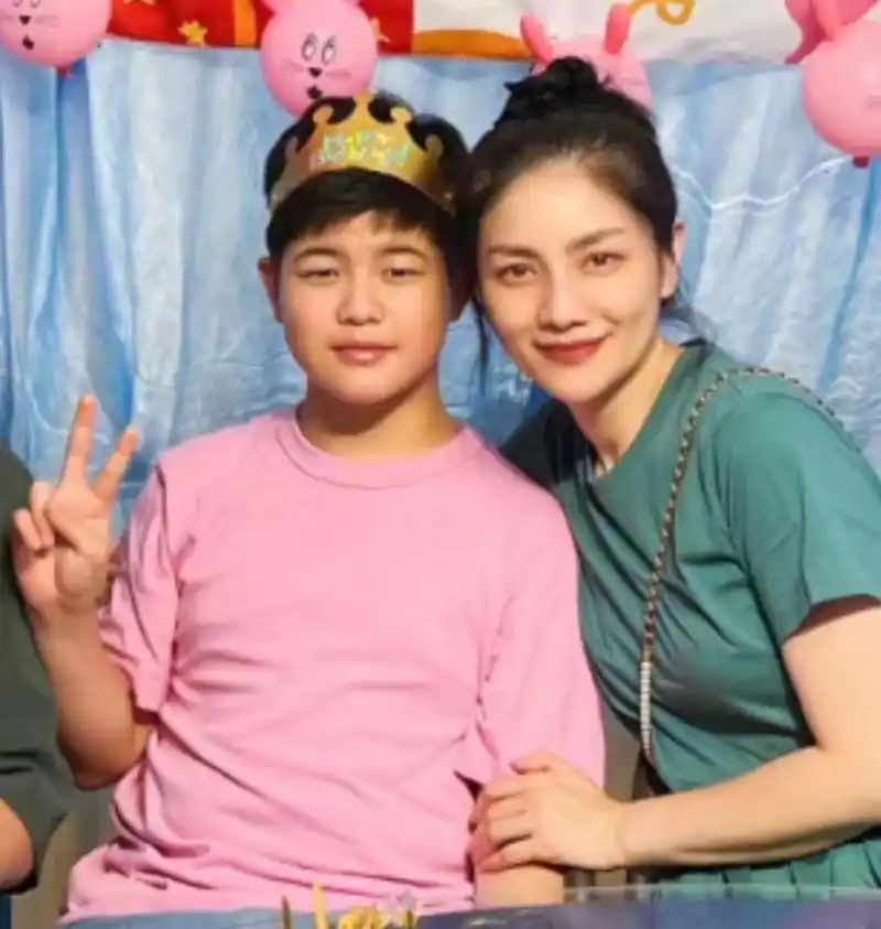 沙溢晒全家福,一家四口鼻子长得一模一样,12岁安吉自从胖起来,气质就