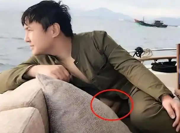 沈腾的姐姐沈娜在2017年2月依然在社交平台上分享了沈腾的照片.