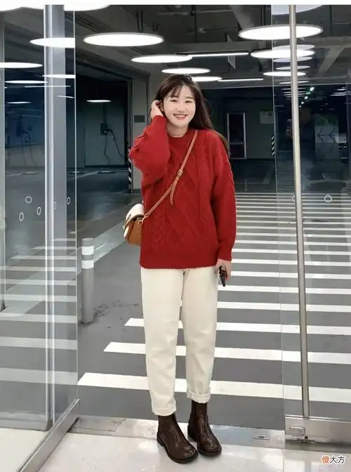 红色毛衣搭配什么颜色的裤子好看 红色衣服配什么颜色裤子