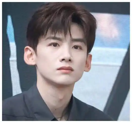 白敬亭春晚造型塌房,反转却难救人品,细思对比赢得尊重.