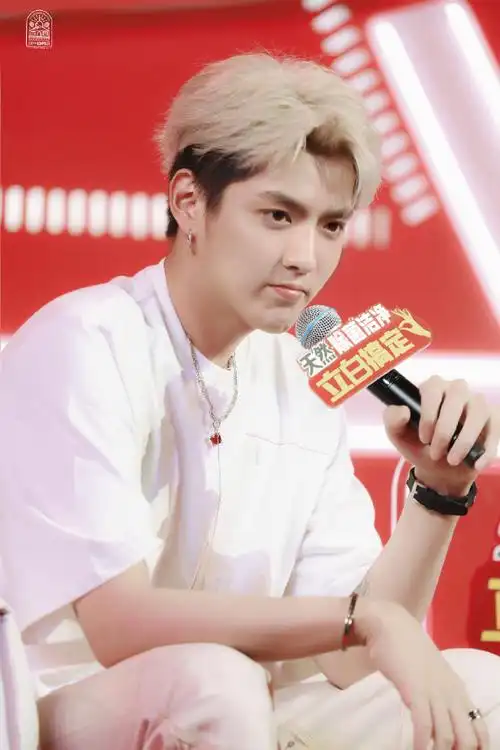 杨迪拿下#论谁不为这个白衣大男孩而着迷吴亦凡怎么老是嘟嘴 可爱死啦