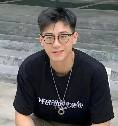 00后男生不要乱剪发型,这3款"少年感"发型帅气减龄,很合适