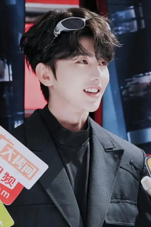 蔡徐坤皮衣对镜自拍##蔡徐坤对镜侧颜自拍照