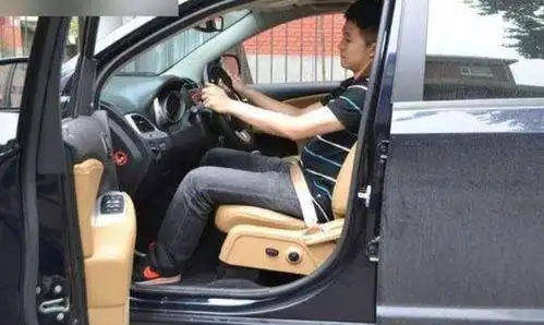 而正确的开车坐姿就是把座椅调整至微微地向后仰,大概也就是一百度到
