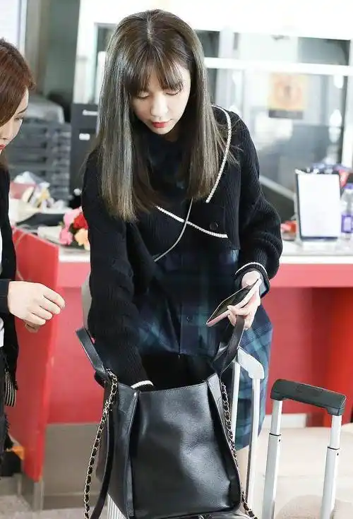 沈梦辰机场又秀美腿,不规则衬衫配短裤玩下衣失踪,这身材慕了_下装