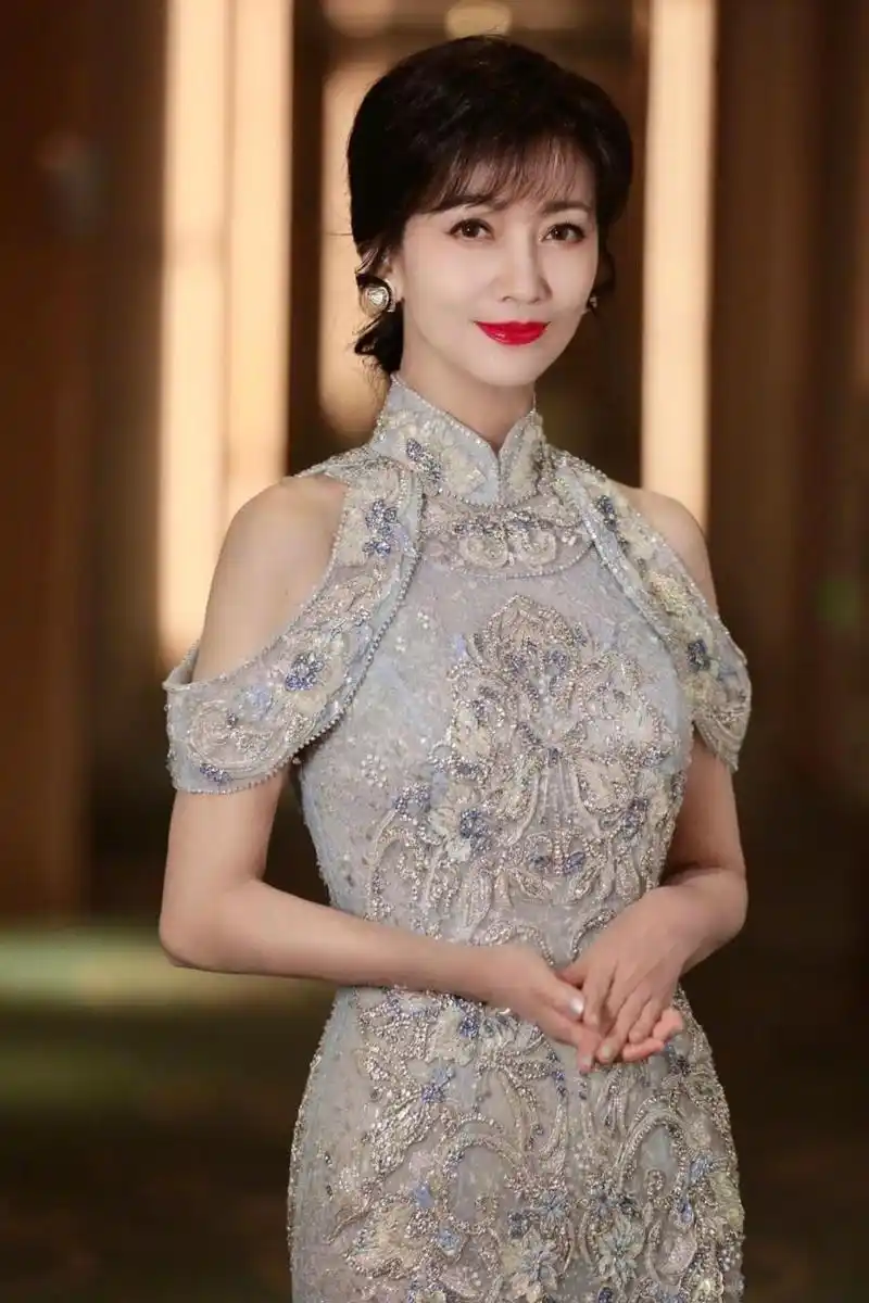 赵雅芝 in mithworld | 柔光韵致99 佩戴 爱心钻饰耳饰 	 亮相