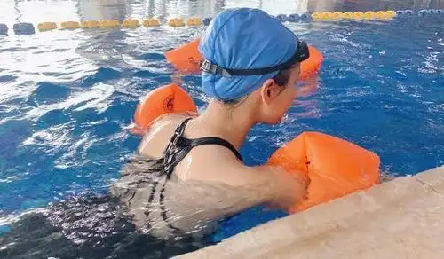 杨超越练习游泳身材如何?背部实在太美,网友:泳池在哪?在线等