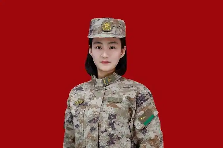 靓女兵戴上新军衔