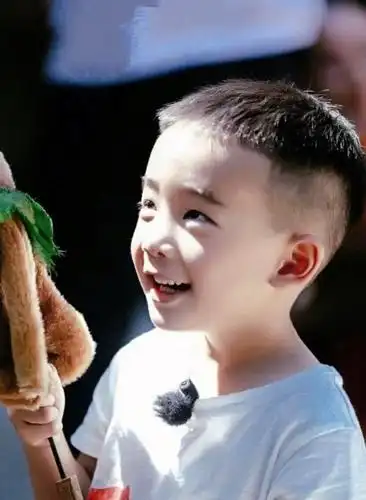 陈小春儿子作业神造句上热搜引网友哄笑点赞教育有方