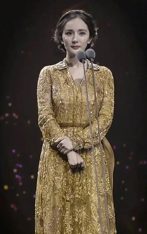 原创杨幂28岁旧照曝光,金色镂空礼服配公主盘发气质灵动,7年后变时尚