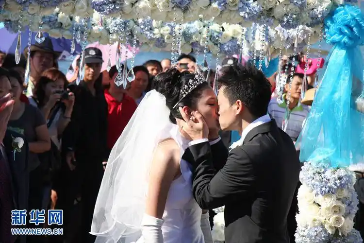 凤凰卫视著名美女鲁豫主持,伴郎阵容极度豪华,他们是黄旭,李小鹏,肖钦