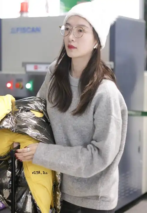 江疏影走机场,33岁灰色毛衣简约高级