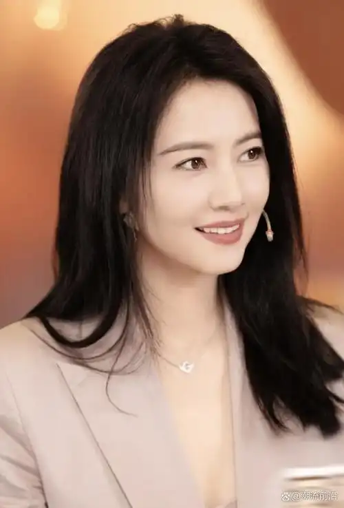 高圆圆穿衣真是越来越大胆了!穿西装混搭真丝睡裙,又美又随性