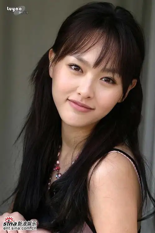 资料图片:演员唐嫣精彩写真(4)