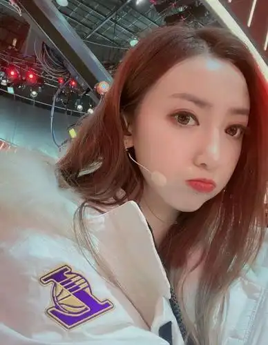 你没出现时我本习惯孤独,是你让我爱上篮球,最美nba主播佳依