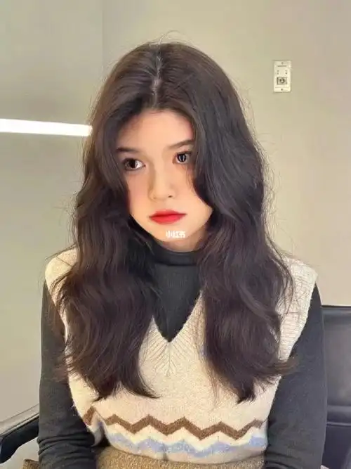 蓬松好打理发型中长发极力推荐的一款烫发